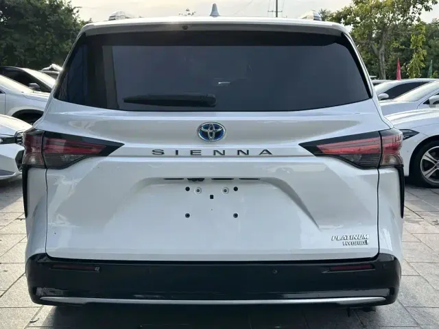 Toyota Sienna — Фото автомобиля 4