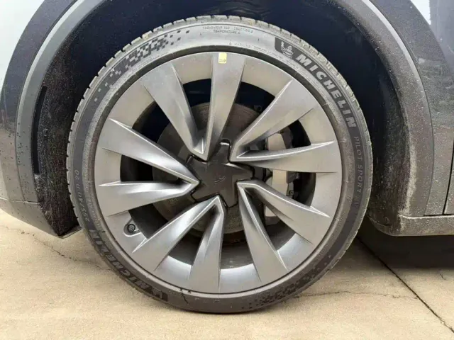 Tesla Model Y — Фото автомобиля 24