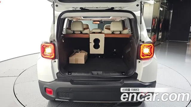 Jeep Renegade — Фото автомобиля 23
