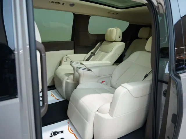 Li Auto MEGA — Фото автомобиля 13