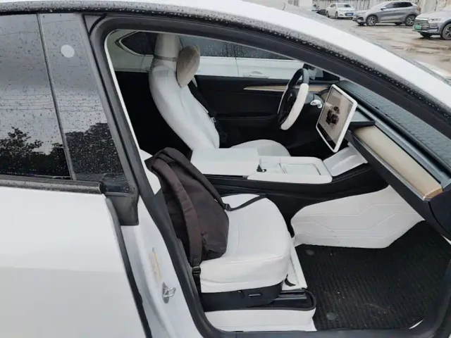Tesla Model Y — Фото автомобиля 24