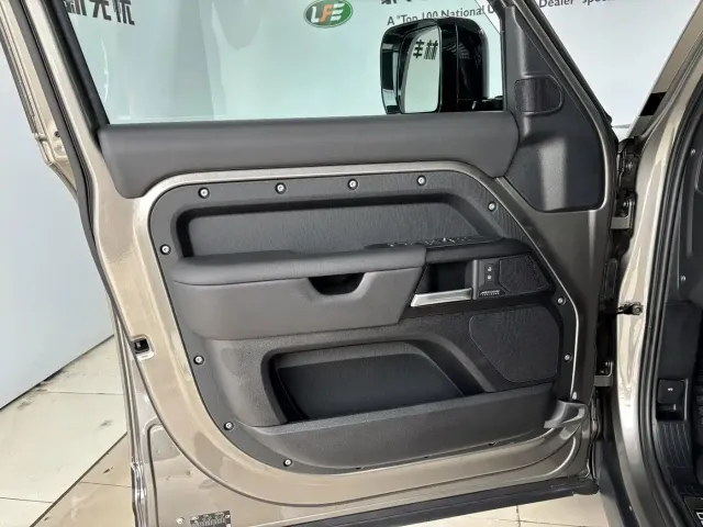 Land Rover Defender — Фото автомобиля 9