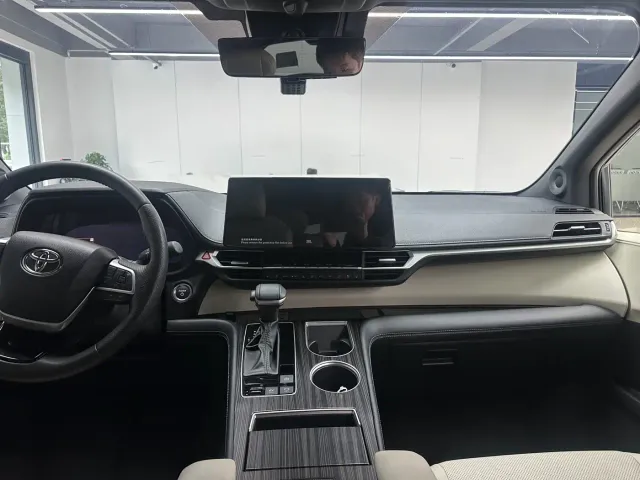 Toyota Sienna — Фото автомобиля 8
