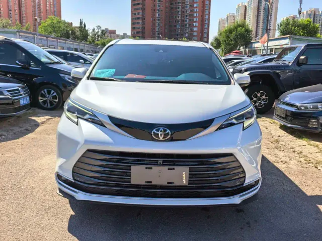 Toyota Sienna — Фото автомобиля 2