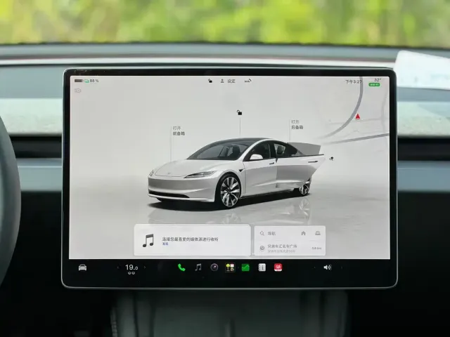 Tesla Model 3 — Фото автомобиля 18