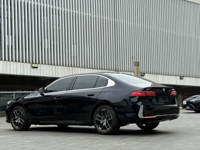 BMW 5 Series — Фото автомобиля 6