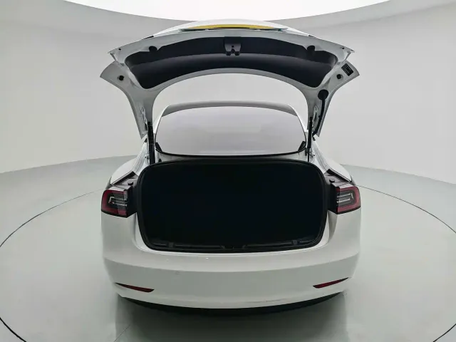 Tesla Model 3 — Фото автомобиля 18