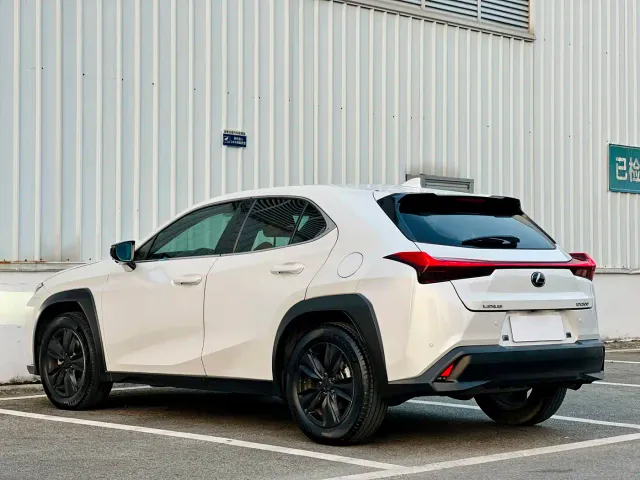 Lexus UX — Фото автомобиля 7