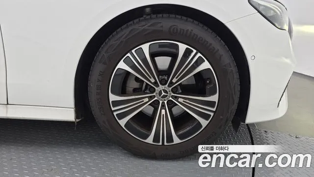 Mercedes-Benz E-Class — Фото автомобиля 17