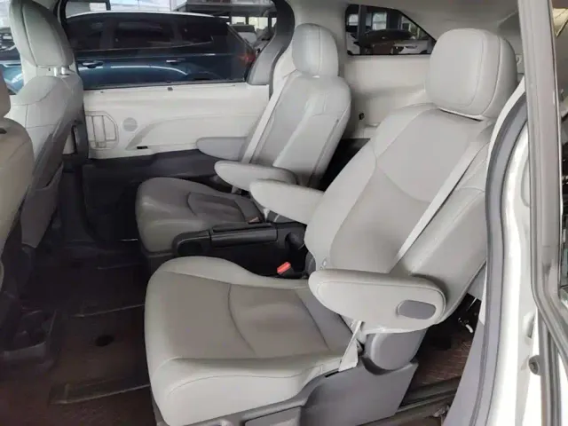 Toyota Toyota Sienna 2023 2.5L Hybrid Luxury Edition — Фото автомобиля 16