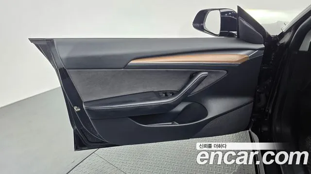 Tesla Model 3 — Фото автомобиля 22
