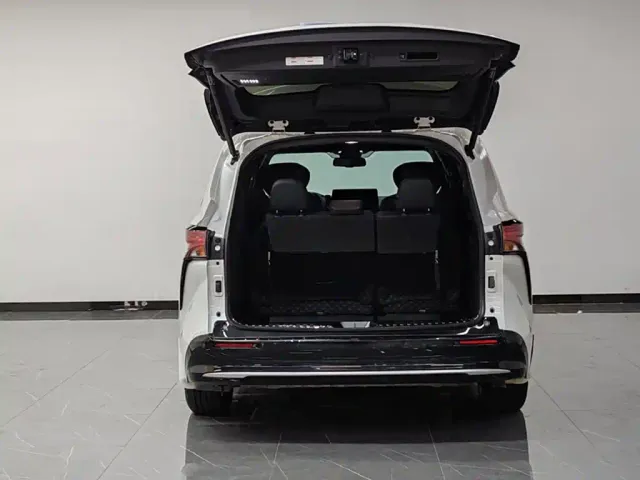 Toyota Sienna — Фото автомобиля 16