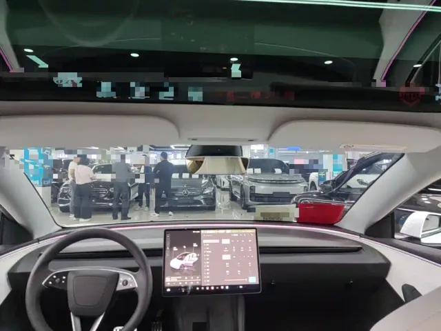 Tesla Model 3 — Фото автомобиля 17