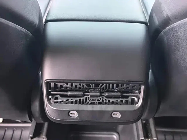 Tesla Model Y — Фото автомобиля 12