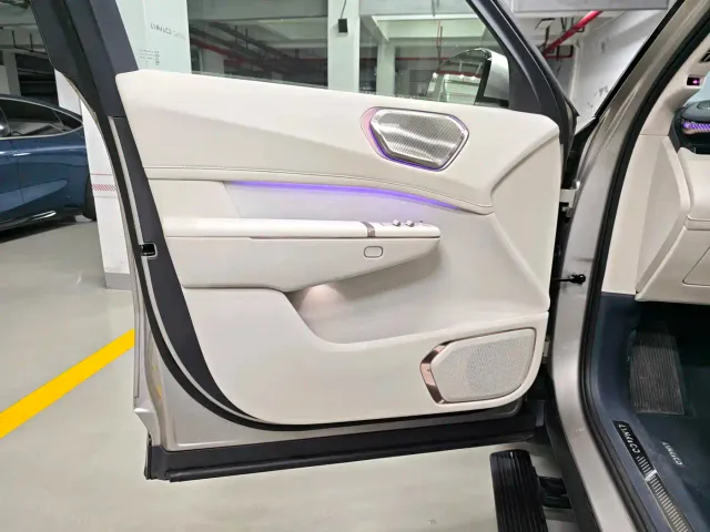 Lynk & Co 900 — Фото автомобиля 14