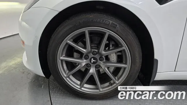 Tesla Model 3 — Фото автомобиля 5