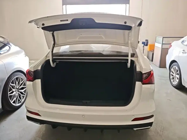 Roewe i5 — Фото автомобиля 14