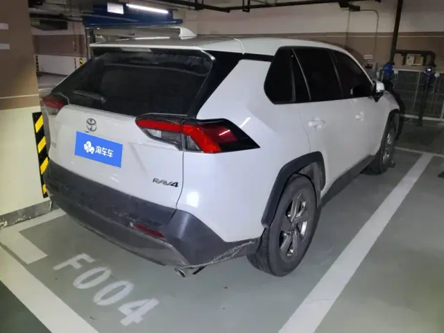 Toyota RAV4 — Фото автомобиля 3
