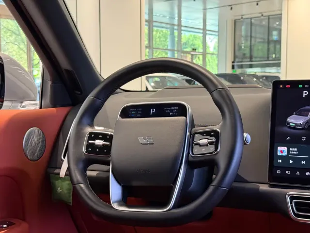 Li Auto L8 — Фото автомобиля 14