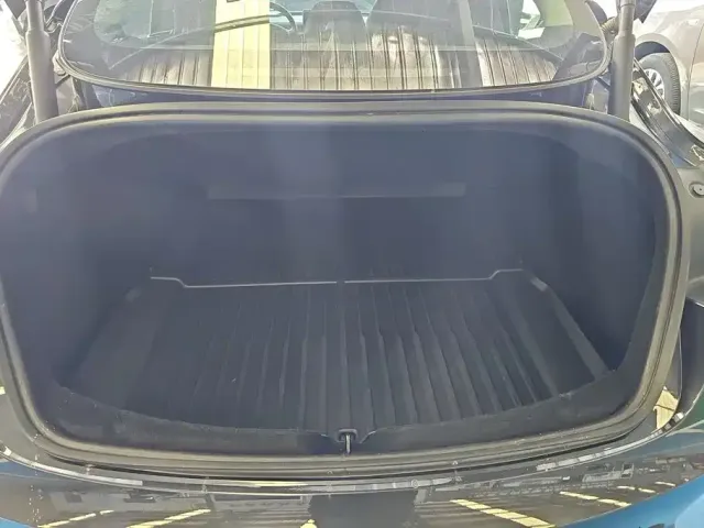 Tesla Model 3 — Фото автомобиля 4