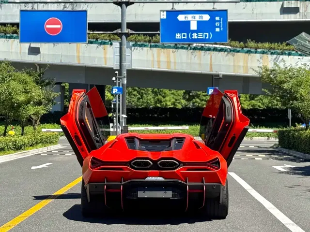Lamborghini Revuelto — Фото автомобиля 8