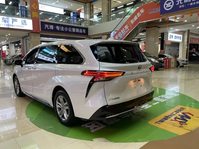 Toyota Sienna — Фото автомобиля 6