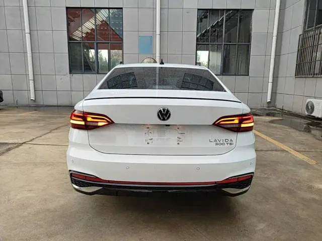 Volkswagen Lavida 2024 Model 300TSI DSG Starlight Full Comfort Edition — Фото автомобиля 3