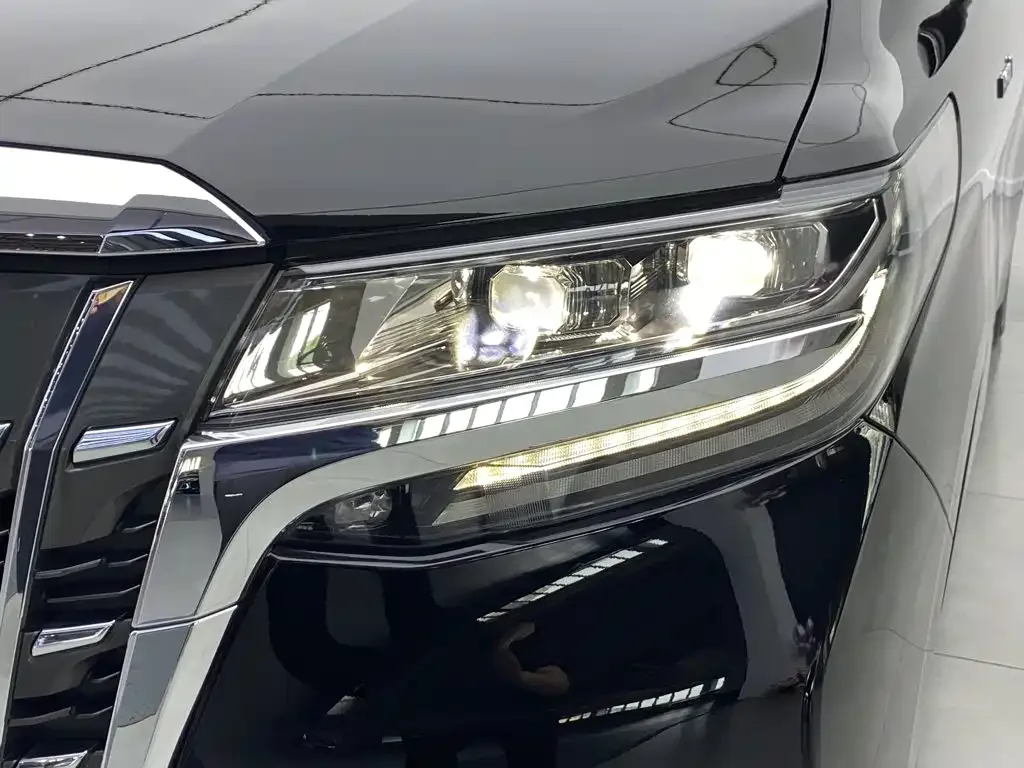 Toyota Alphard 2021 Hybrid 2.5L Luxury — Фото автомобиля 4