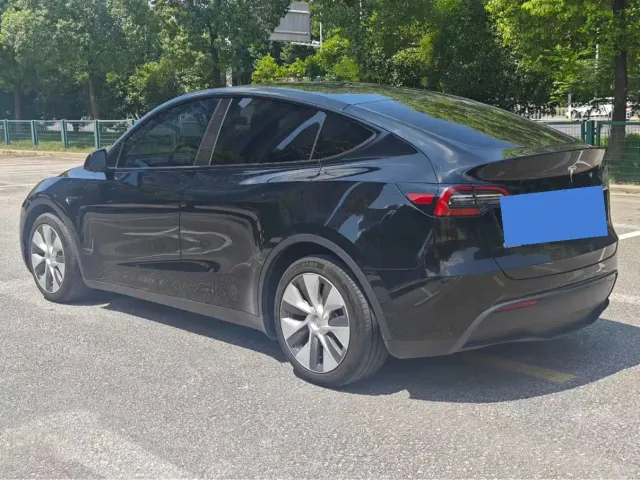 Tesla Model Y — Фото автомобиля 8
