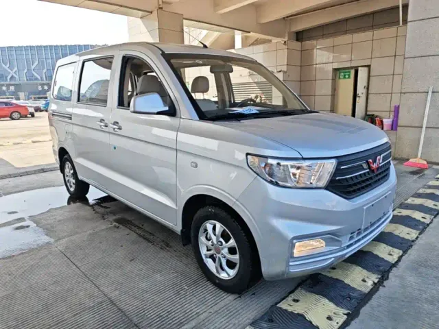 Wuling Hongguang V — Фото автомобиля 3