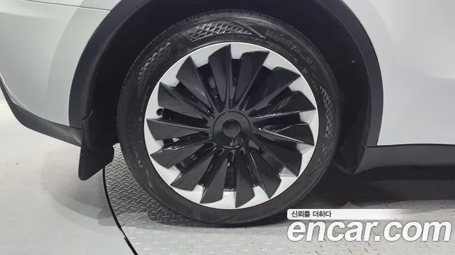 Tesla Model Y — Фото автомобиля 5