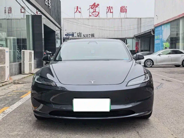 Tesla Model 3 — Фото автомобиля 2