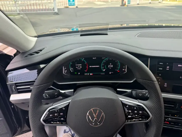 Volkswagen Passat — Фото автомобиля 12