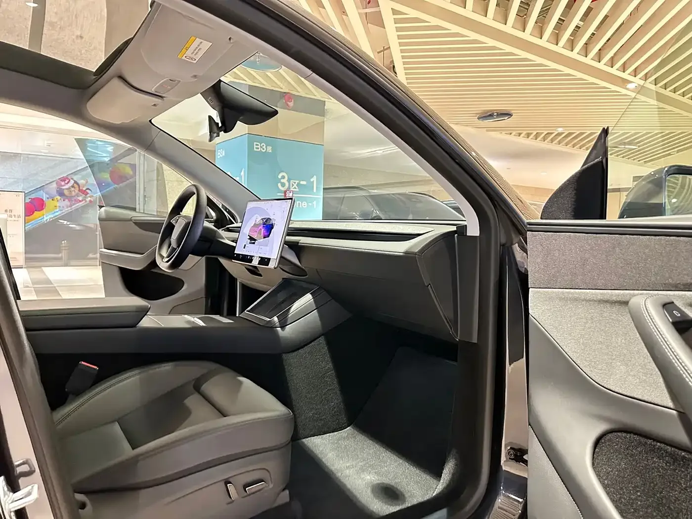 Tesla Model Y 2025 Model Rear-Wheel Drive Launch Edition — Фото автомобиля 11