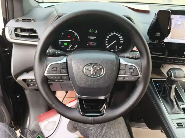 Toyota Sienna — Фото автомобиля 10