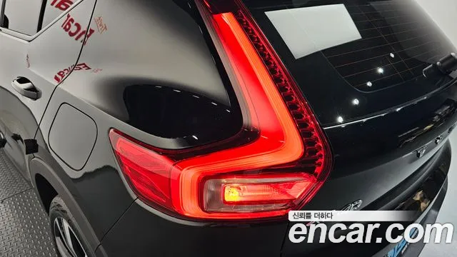 Вольво XC40 — Фото автомобиля 18