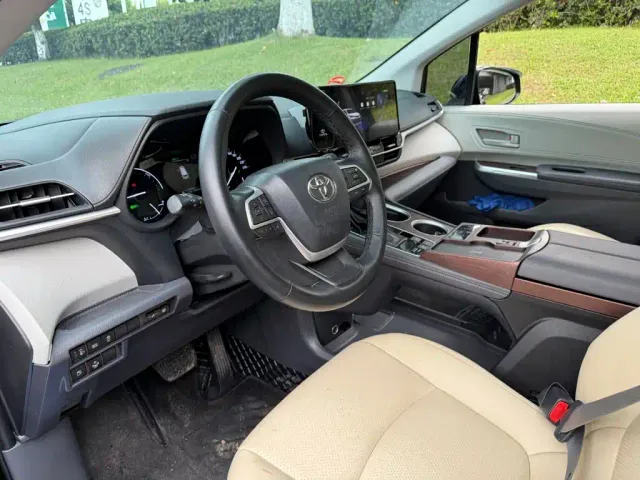 Toyota Sienna — Фото автомобиля 7
