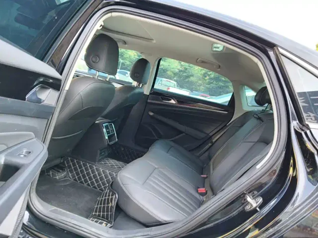 Volkswagen Passat — Фото автомобиля 16