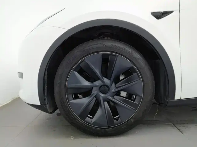 Tesla Model Y — Фото автомобиля 17