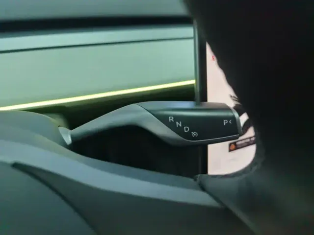Tesla Model Y — Фото автомобиля 13