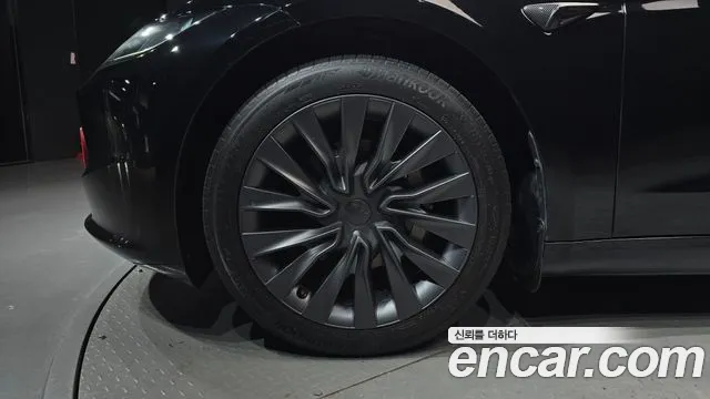 Tesla Model 3 — Фото автомобиля 5