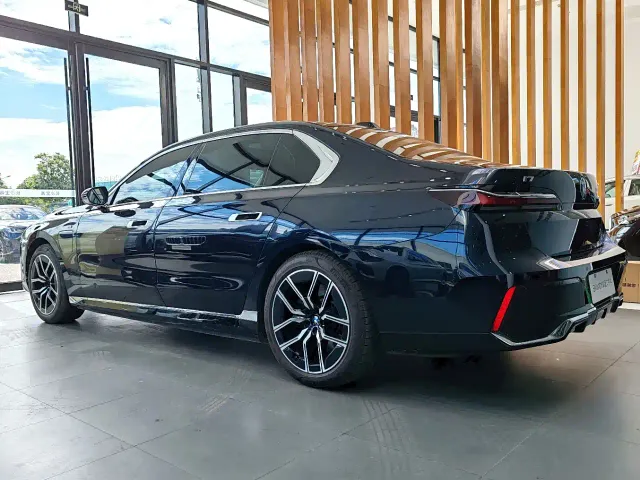 BMW i7 — Фото автомобиля 7