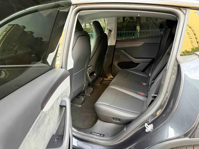 Tesla Model Y — Фото автомобиля 8