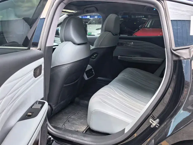 Geely Galaxy E8 — Фото автомобиля 6