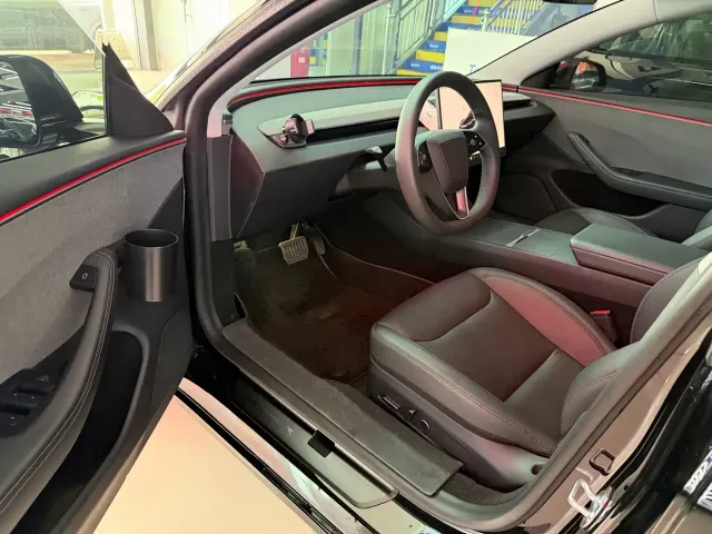 Tesla Model 3 — Фото автомобиля 5