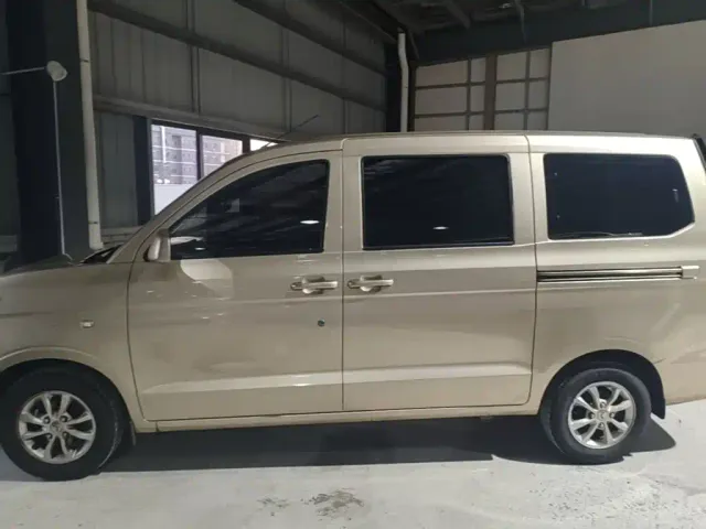 Wuling Hongguang V — Фото автомобиля 5