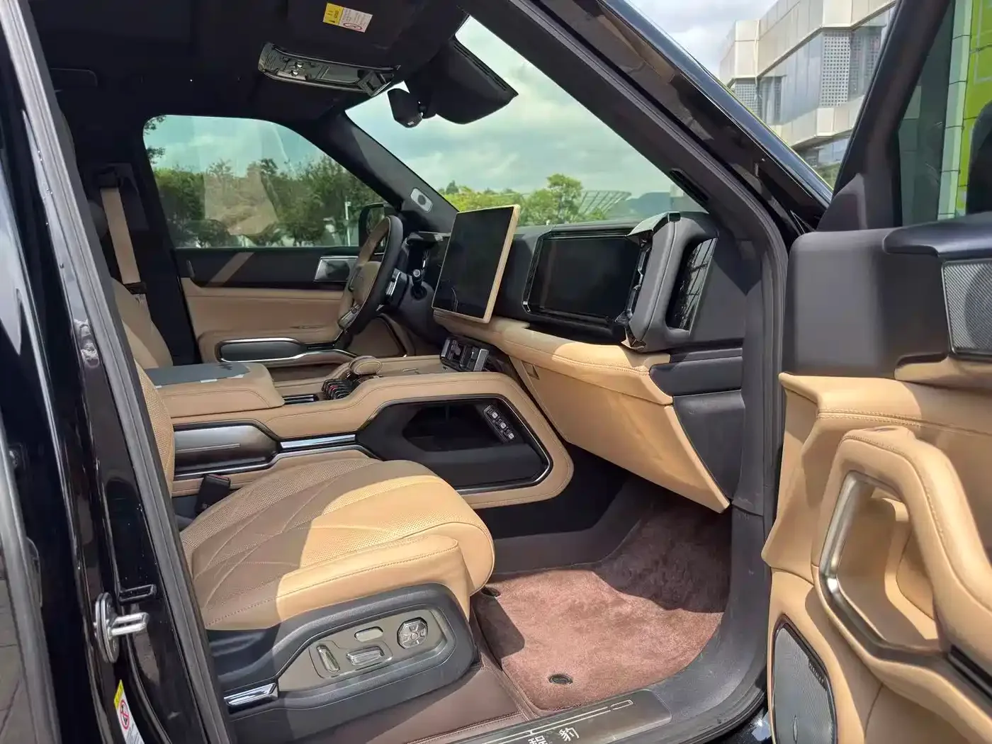 Fang Cheng Bao Leopard 8 2025 Zhiyong Flagship 7-Seater — Фото автомобиля 12