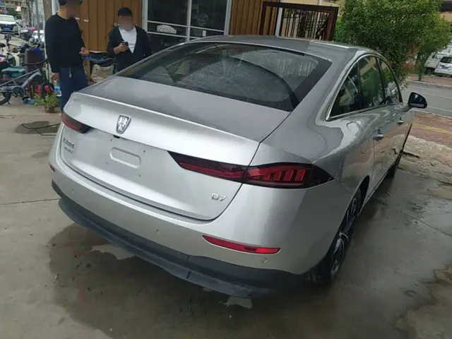 Roewe D7 — Фото автомобиля 6