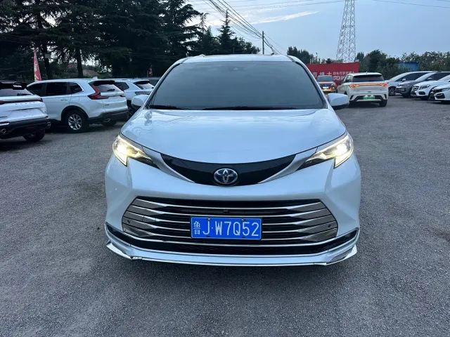 Toyota Sienna — Фото автомобиля 2