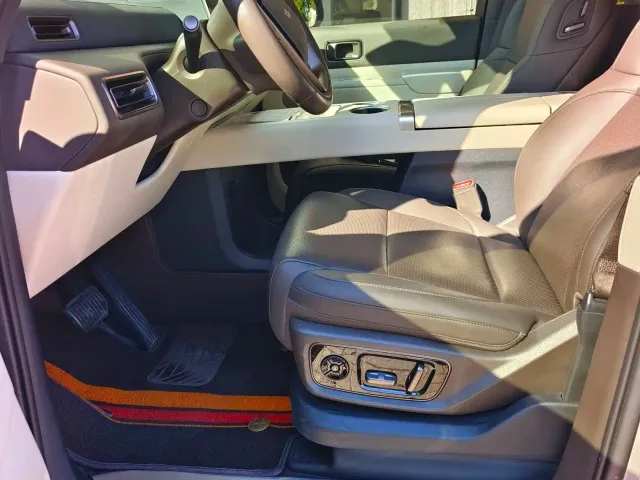 Li Auto MEGA — Фото автомобиля 7
